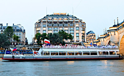 boat cruise on the seine river paris