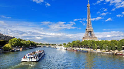 1h sightseeing cruise on the Seine